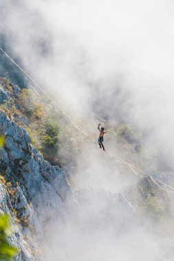 Highliner bulutların üzerinde bir sapan gider.