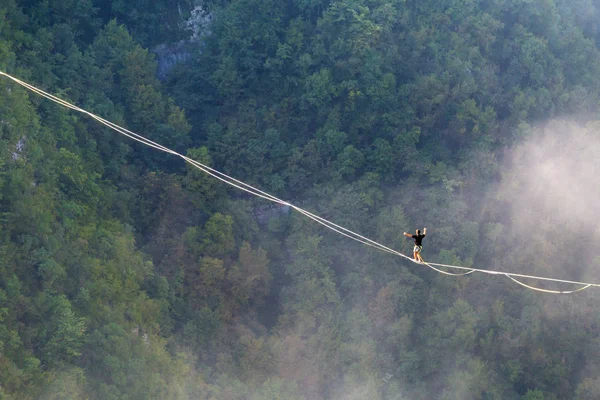 Highline dans les montagnes . — Photo