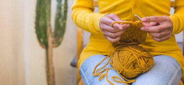 Kadın örgü örüyor..