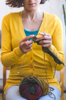genç kadın örgü. 