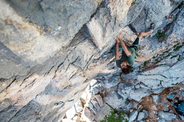Escalador de rocas trepa una roca — Foto de Stock