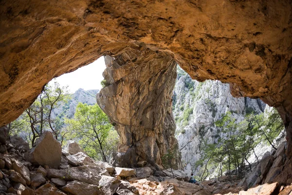 Climber vonatok a sziklák Horvátország. — Stock Fotó