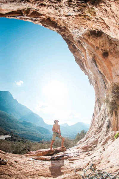 Um homem está se preparando para escalar uma rocha . — Fotografia de Stock
