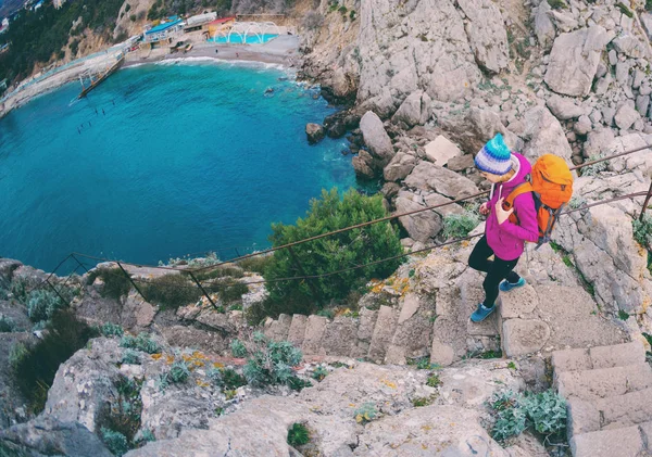 Una donna scende i gradini dalla cima della montagna . — Foto Stock