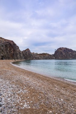 Sakin deniz ve uçurumlar.