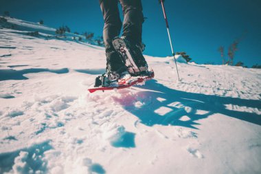 Kar ayakkabılı bir adam.