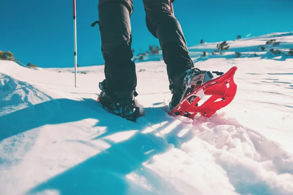 Un hombre con raquetas de nieve . —  Fotos de Stock