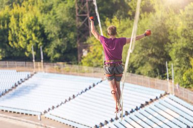 Highliner stadyum üzerinden gider.