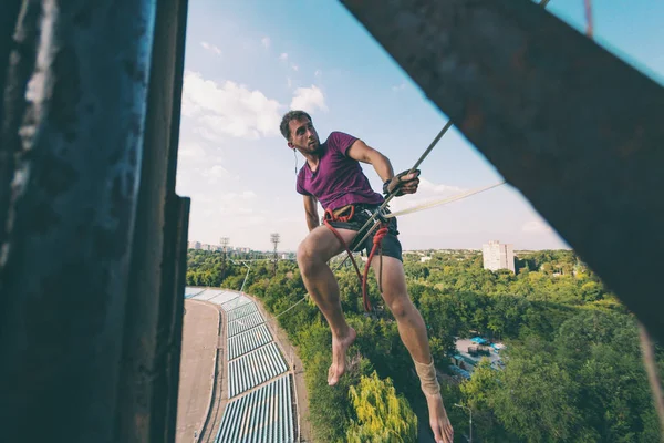 Highliner sits on a line above the stadium — Stock Photo, Image