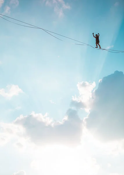 青空を背景にしたハイライナー. — ストック写真