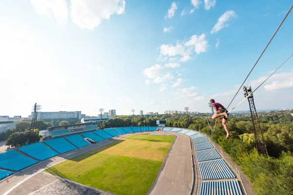 Highliner sits on a line above the stadium — Stock Photo, Image