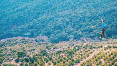Highline dağlarda.