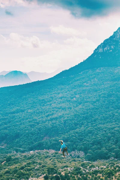 Highline dans les montagnes . — Photo