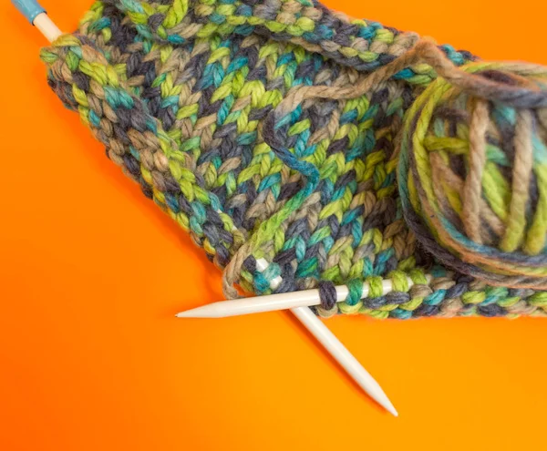 Иголки для вязания и разноцветные нити . — стоковое фото