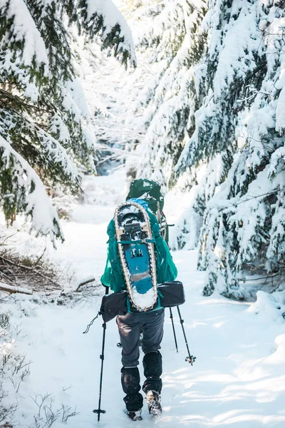 Due donne in un'escursione invernale . — Foto Stock