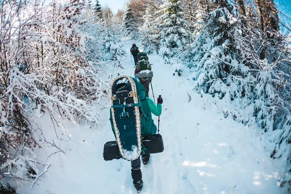 Vrienden in de winter trekking in de bergen. — Stockfoto