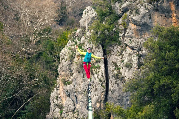 Highline in de bergen. — Stockfoto