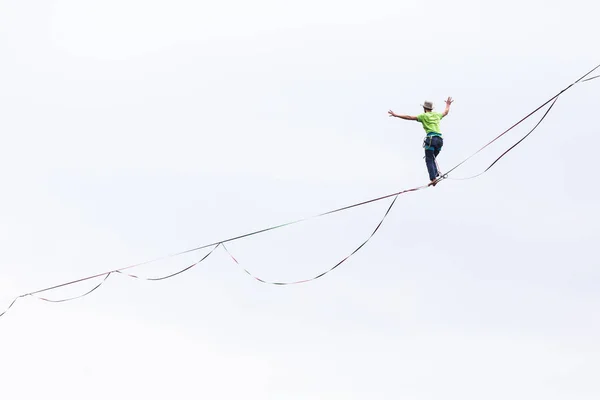 Highline na tle pochmurne niebo sprawia, że ruch. — Zdjęcie stockowe