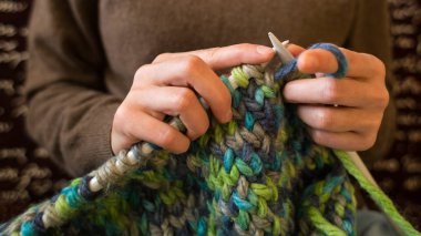 Kalın iplikten bir kadın örme.