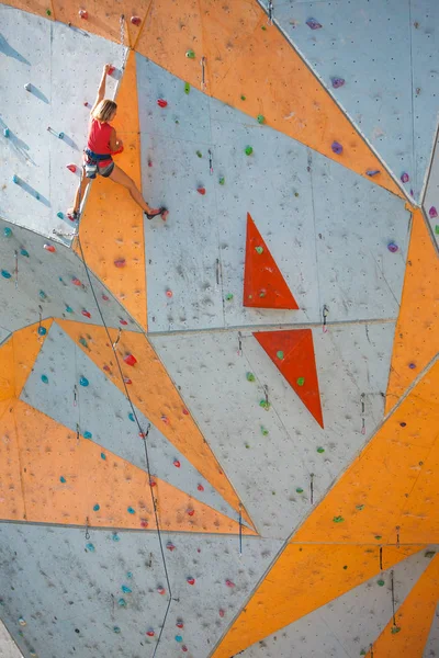 O alpinista treina em um alívio artificial . — Fotografia de Stock