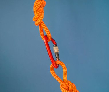 Bir karabinayla bağlanmış iki düğüm.