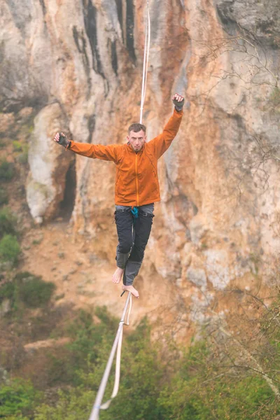 Highline in de bergen. — Stockfoto