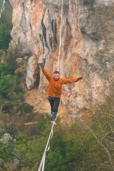 Highline in de bergen. — Stockfoto