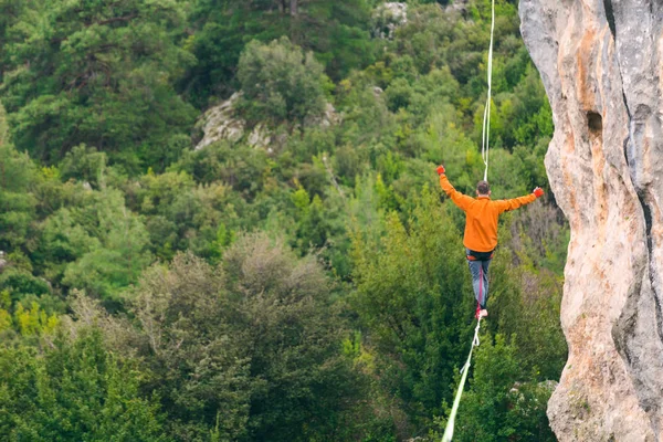 Highline dans les montagnes . — Photo