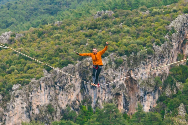 Highline dans les montagnes . — Photo