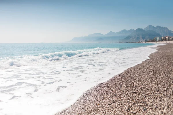 Resort sullo sfondo di montagne e cielo . — Foto Stock