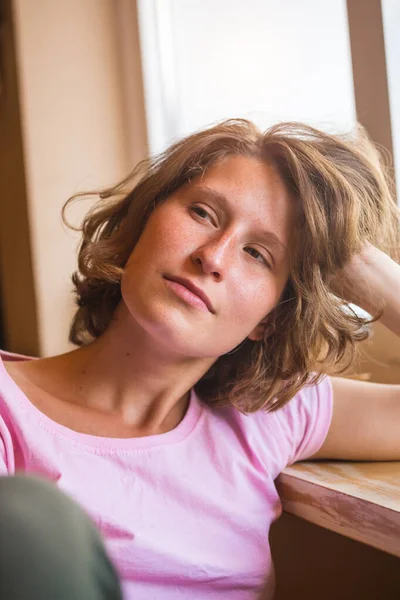 Portret van een vrouw in de buurt van het venster. — Stockfoto