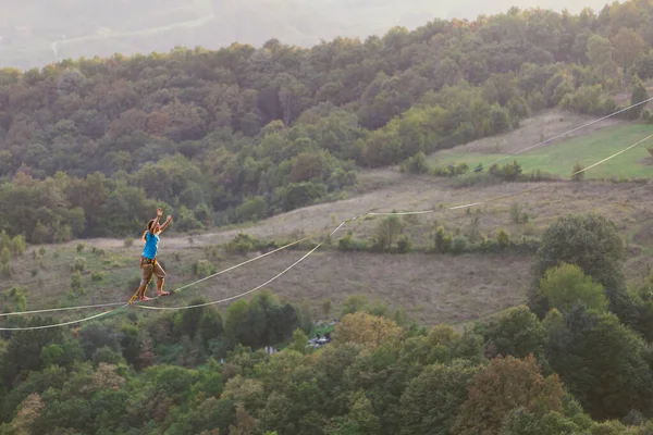 Highline in den Bergen. — Stockfoto