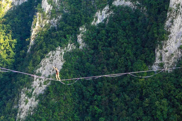 Highline dans les montagnes . — Photo