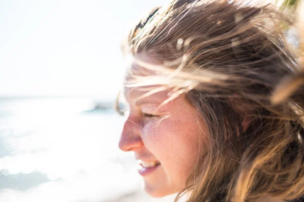 Retrato de una chica sonriente con pecas. — Foto de Stock