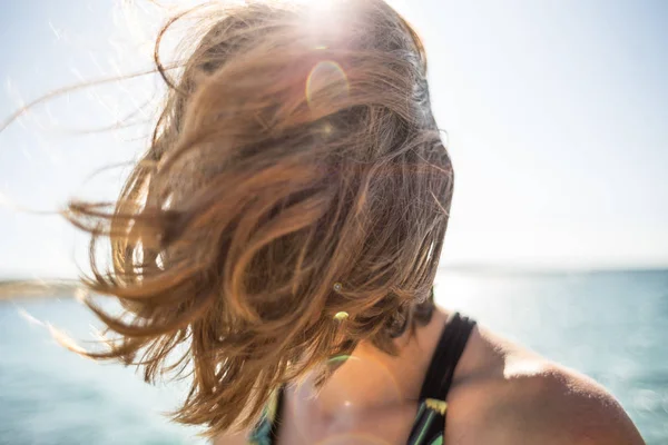 El pelo sopla en el viento . —  Fotos de Stock