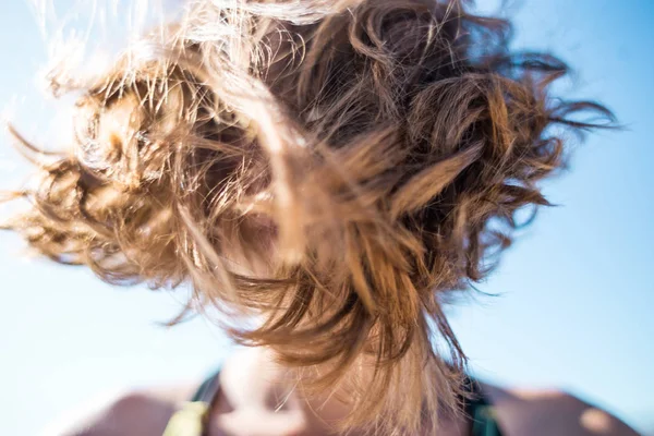 Haar blaast in de wind. — Stockfoto