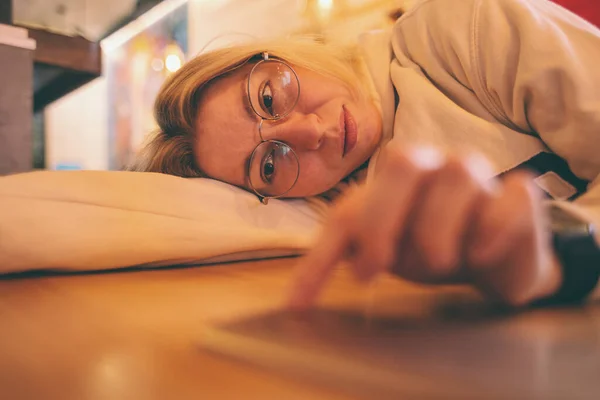 Una donna sta aspettando un messaggio . — Foto Stock