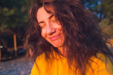 Uzun saçlı bir kızın portresi..