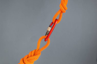 Bir karabinayla bağlanmış iki düğüm.