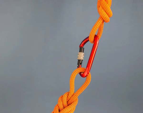 Dos nudos conectados por una carabina . —  Fotos de Stock