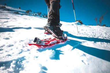 Kar ayakkabılı bir adam.