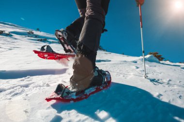 Kar ayakkabılı bir adam.