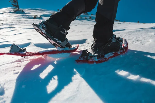 Un hombre con raquetas de nieve . — Foto de Stock