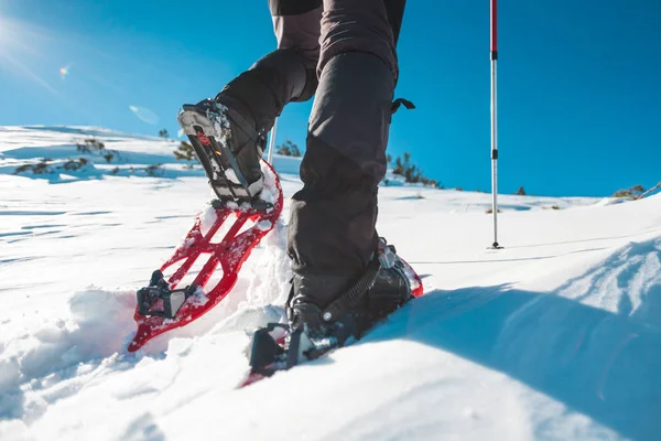 Um homem de sapatos de neve . — Fotografia de Stock