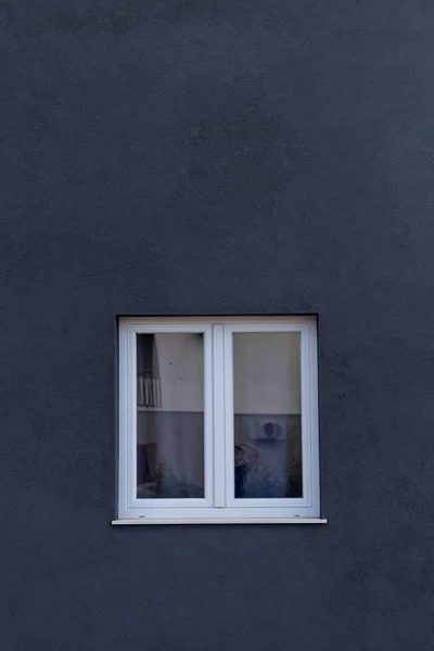 Черная стена и белое окно . — стоковое фото