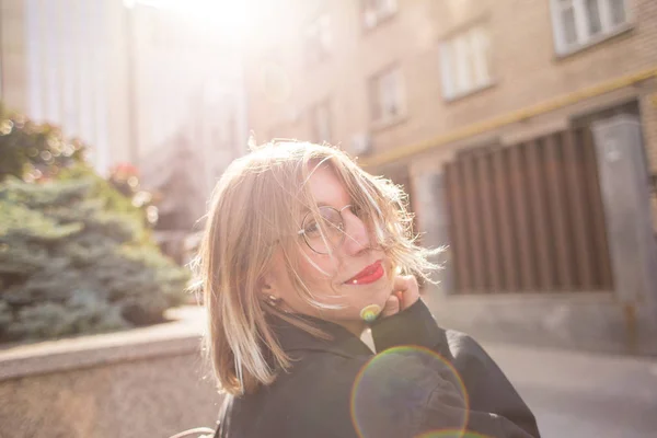 Портрет блондинки в очках . — стоковое фото