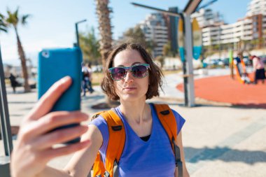 Bir kız bir selfie Rıhtımlar üzerinde alır..