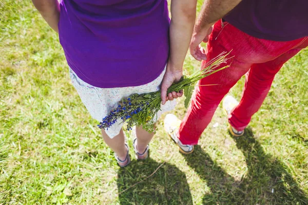 Casal e buquê . — Fotografia de Stock