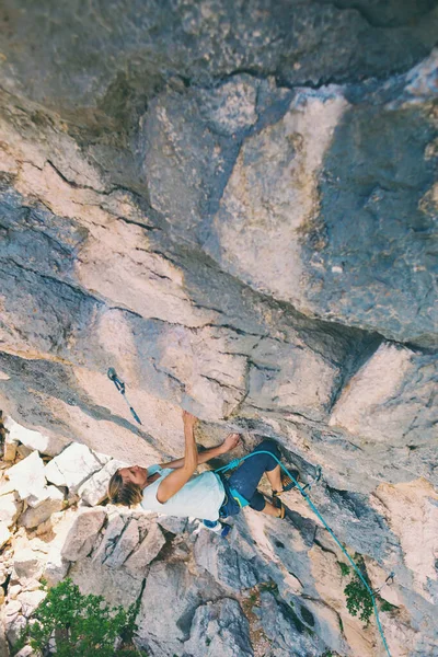 Ένα κορίτσι ανεβαίνει ένα βράχο. — Φωτογραφία Αρχείου