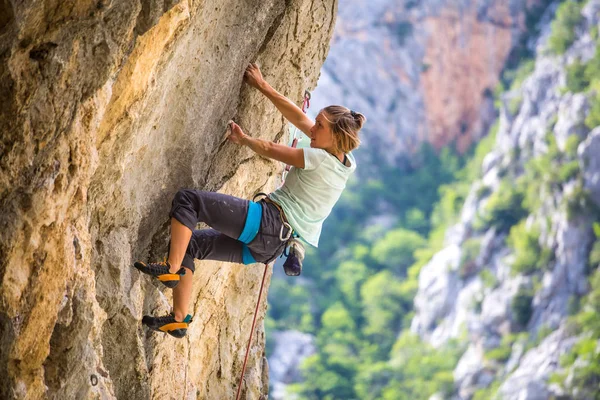 Pociągi wspinacz na skałach Chorwacji. — Zdjęcie stockowe